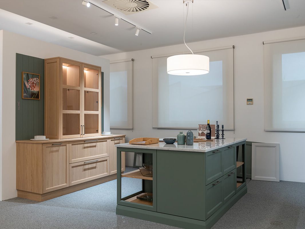 Credenza: ante in legno massiccio impiallacciato e pannelli impiallacciati