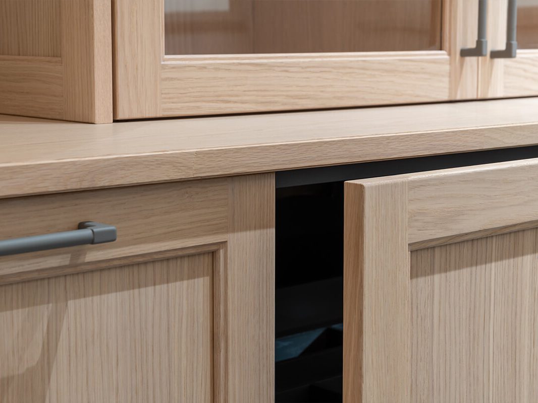 Credenza: ante in legno massiccio impiallacciato e pannelli impiallacciati