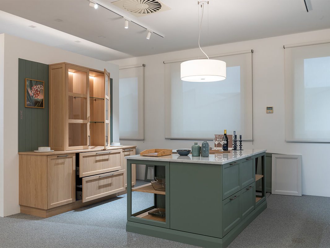 Credenza: ante in legno massiccio impiallacciato e pannelli impiallacciati